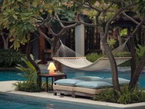 Créer un coin détente au bord de votre piscine : astuces et inspirations.