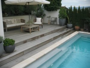 Comment choisir le revêtement de sol idéal pour une terrasse de piscine à la fois sécurisée et esthétique